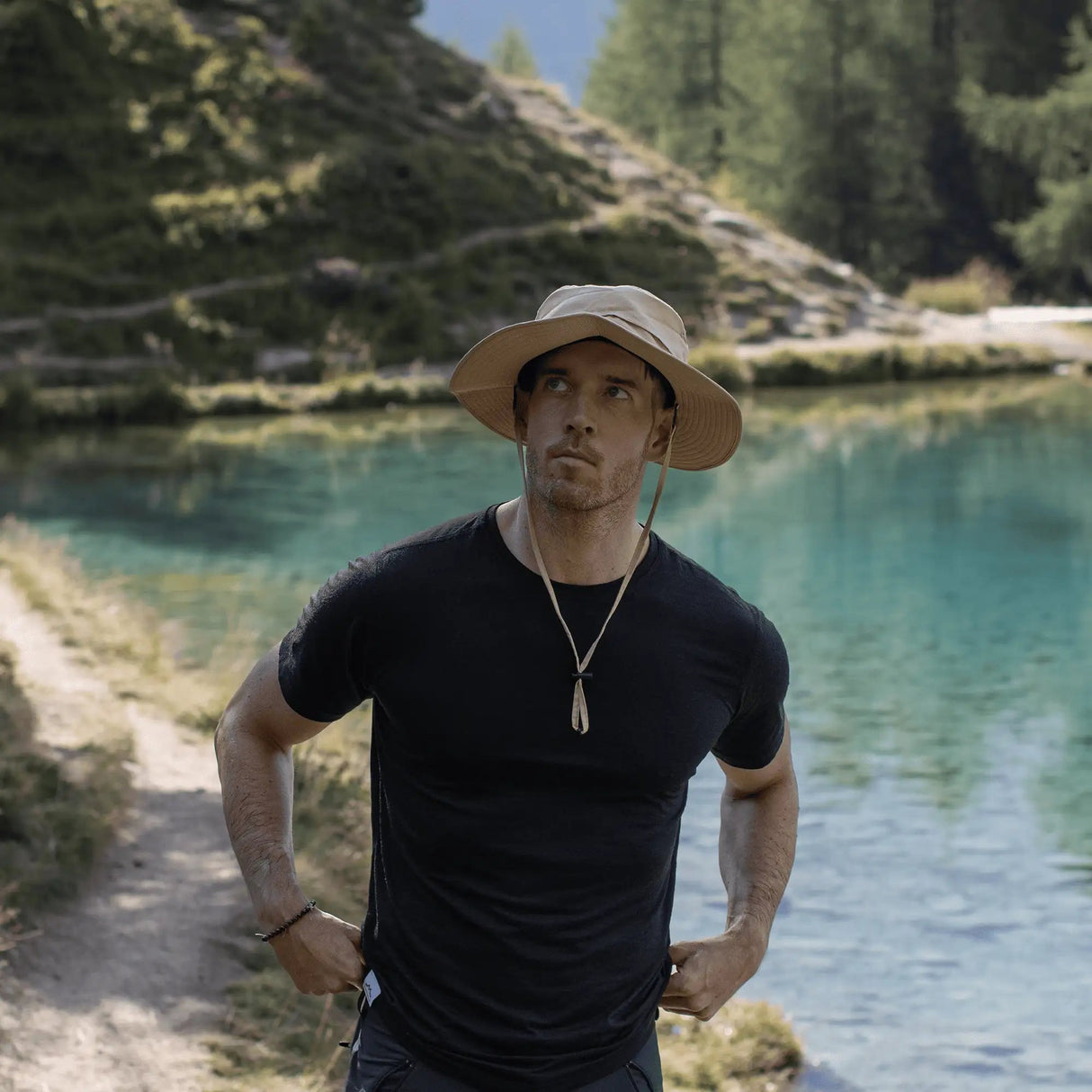 Mann im Merino Shirt entspannt am Bergsee – komfortabel den ganzen Tag